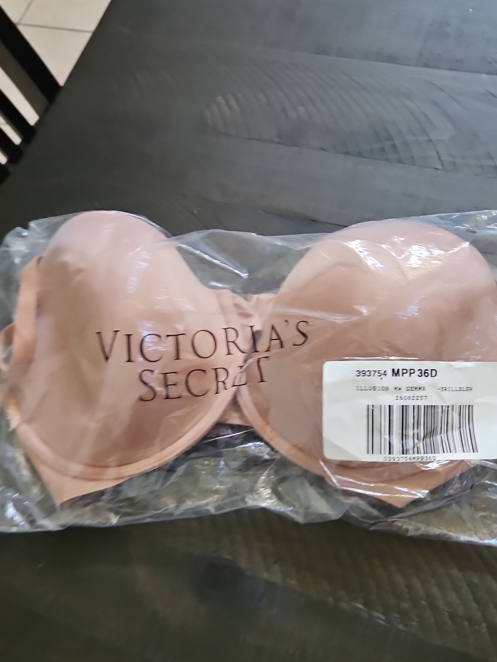 New! NWT Victoria's Secret Strapless illusion bra 36D In Nude (Darker Nude)